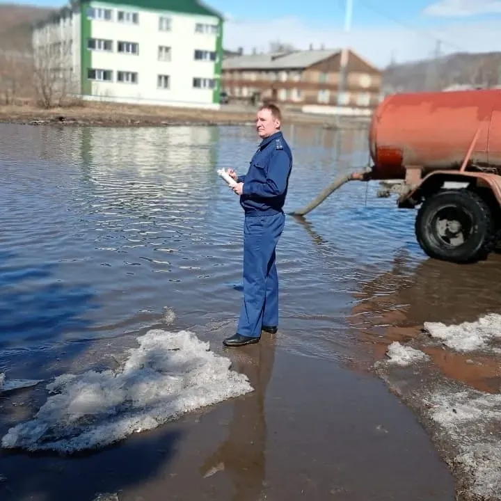 Прокуратура организовала проверку после подтопления дороги в Зее