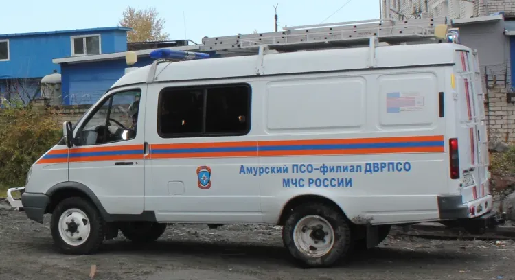 Амурские спасатели отбуксировали с трассы сломанный автомобиль глухонемых супругов