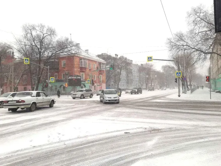 Таксисты взвинтили цены из-за снегопада в Благовещенске