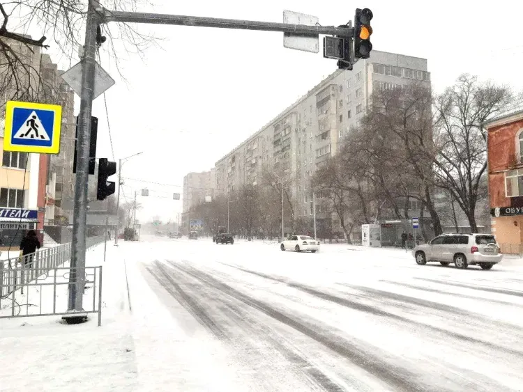 Таксисты взвинтили цены из-за снегопада в Благовещенске