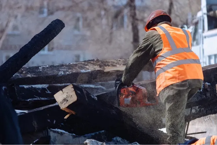 На здании кардиоцентра в Благовещенске разбирают горевшую кровлю