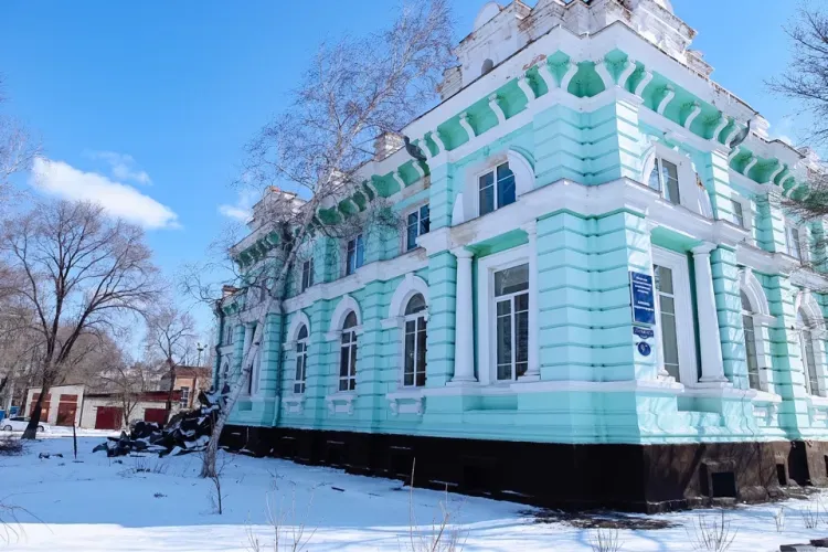 На здании кардиоцентра в Благовещенске разбирают горевшую кровлю