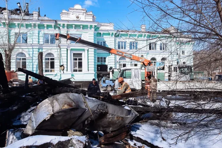 На здании кардиоцентра в Благовещенске разбирают горевшую кровлю