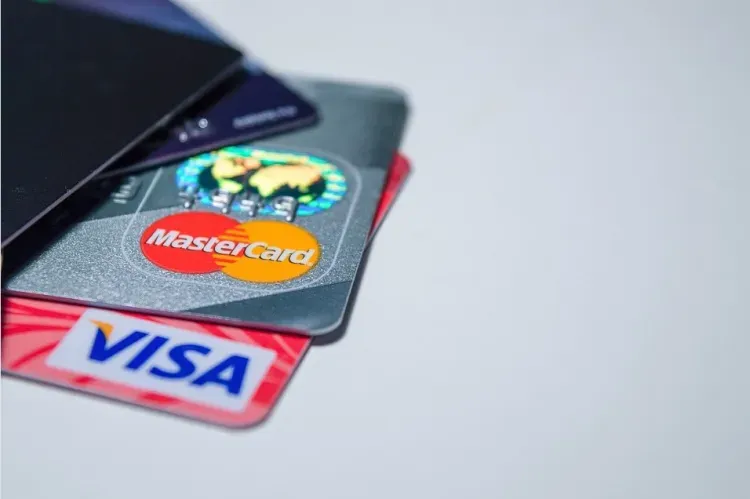 Банковских карт Visa и Mastercard могут лишиться россияне