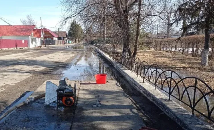 В Зее откачали воду с гигантских луж после прокурорской проверки