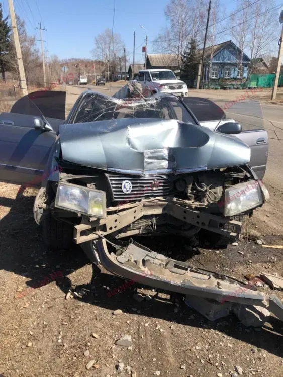 Автомобиль в Свободном попал под удар двух столбов