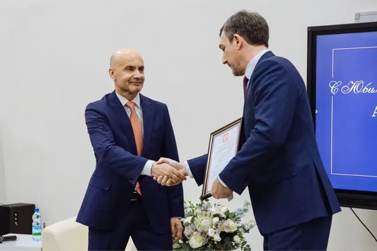 Василий Орлов поздравил с юбилеем ректора АмГУ Андрея Плутенко