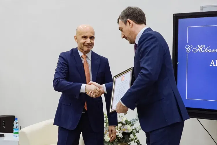 Василий Орлов поздравил с юбилеем ректора АмГУ Андрея Плутенко