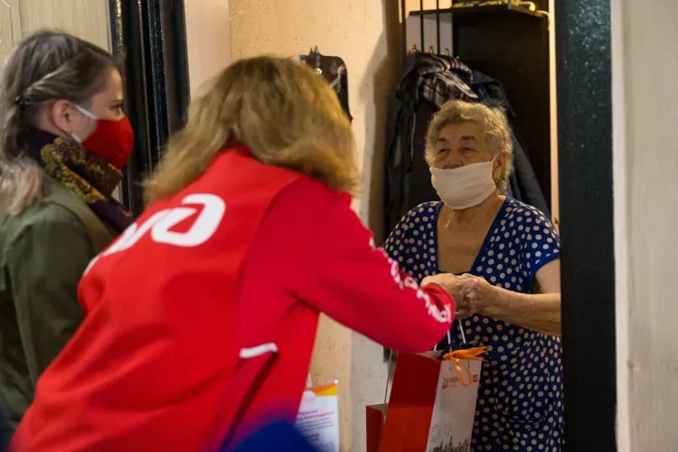 Более 40 пенсионеров на самоизоляции получили помощь волонтеров ЗабЖД