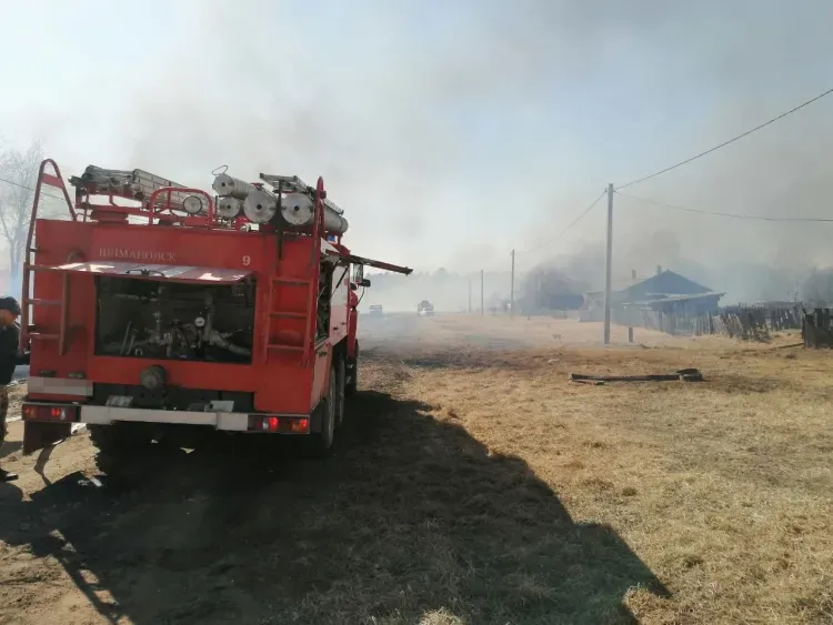 В селе Шимановского района шесть домов загорелись из-за ветра