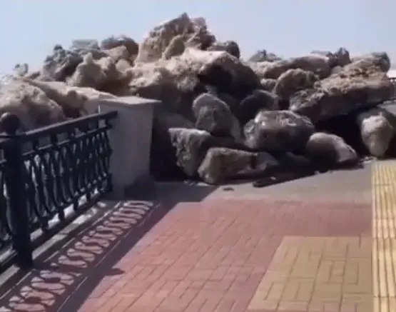 В Хабаровске глыбы льда с реки Амур вывалились на набережную 