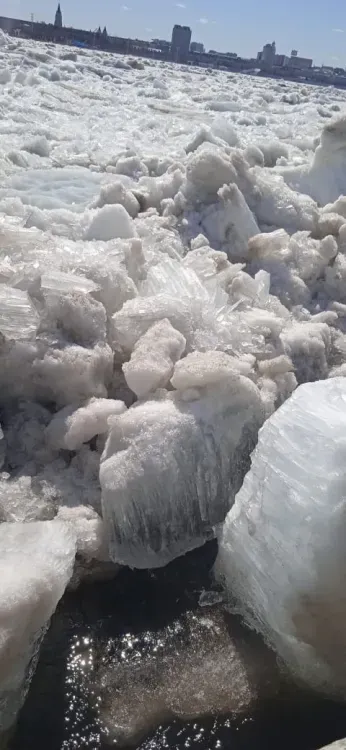 Лед наступает на набережную Амура в Благовещенске