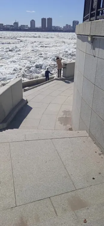 Лед наступает на набережную Амура в Благовещенске