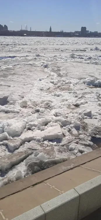 Лед наступает на набережную Амура в Благовещенске