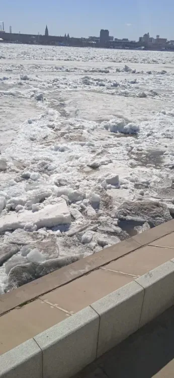 Лед наступает на набережную Амура в Благовещенске
