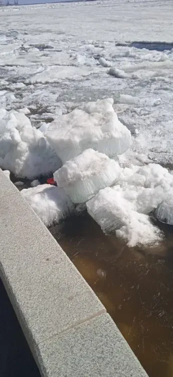 Лед наступает на набережную Амура в Благовещенске