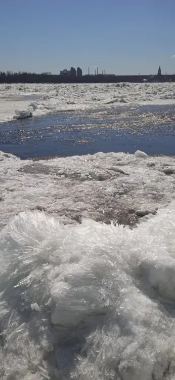 Лед наступает на набережную Амура в Благовещенске