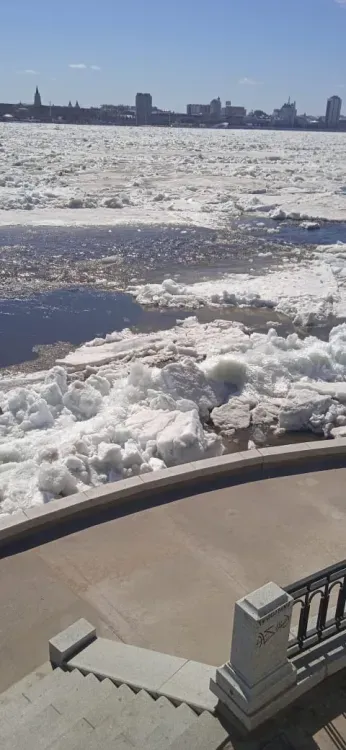 Лед наступает на набережную Амура в Благовещенске