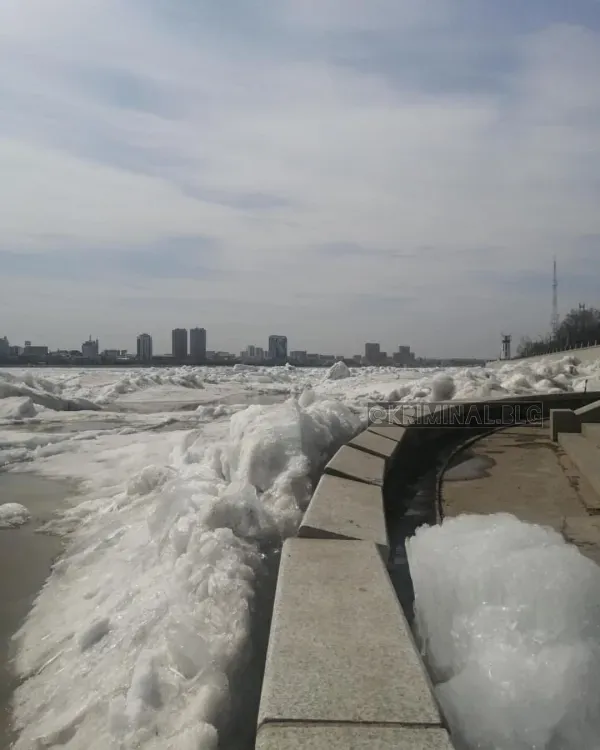 Лед с Амура повредил ограду набережной в Благовещенске