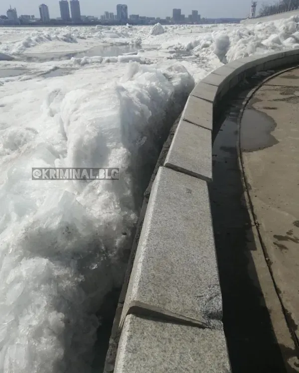 Лед с Амура повредил ограду набережной в Благовещенске