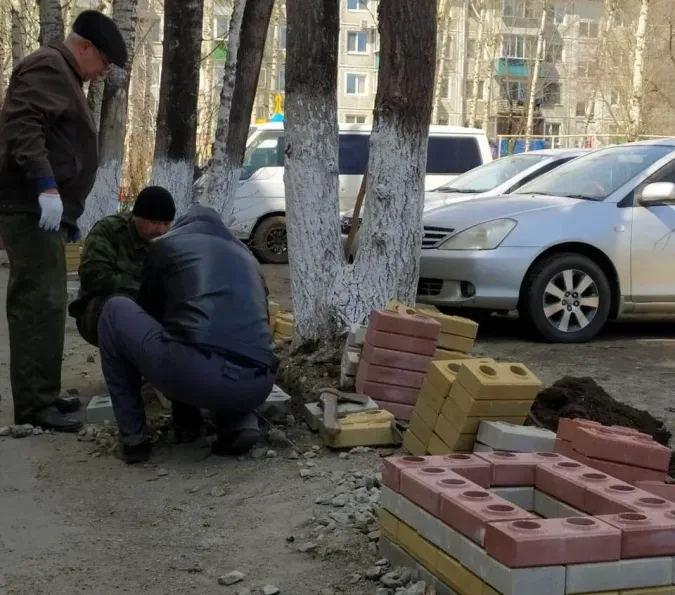 Клумбы из покрышек в одном из дворов Благовещенска заменили лего-кирпичами