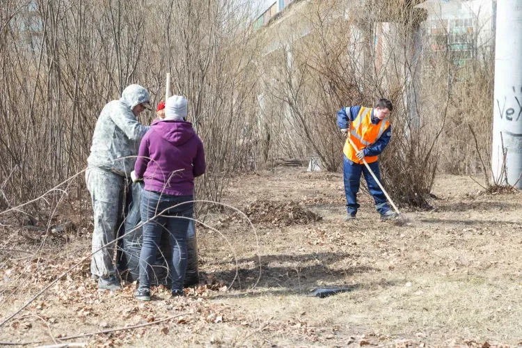 Сотрудники ЗабЖД проводят массовые субботники в населенных пунктах Забайкалья и Приамурья