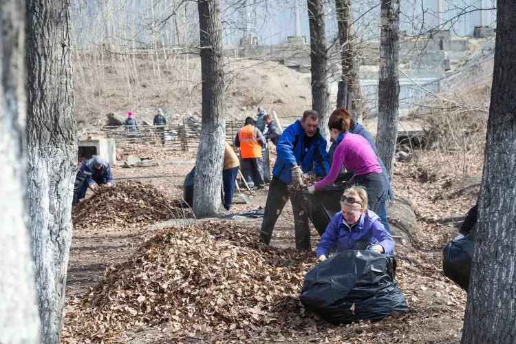 Сотрудники ЗабЖД проводят массовые субботники в населенных пунктах Забайкалья и Приамурья