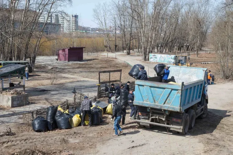 Сотрудники ЗабЖД проводят массовые субботники в населенных пунктах Забайкалья и Приамурья