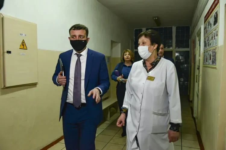 На микроавтобусе доставят пациентов в Тамбовке для лечения от одного корпуса к другому