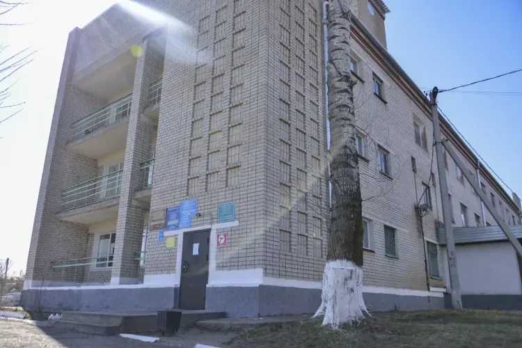 На микроавтобусе доставят пациентов в Тамбовке для лечения от одного корпуса к другому