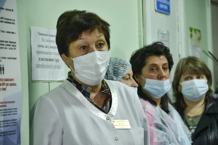 На микроавтобусе доставят пациентов в Тамбовке для лечения от одного корпуса к другому