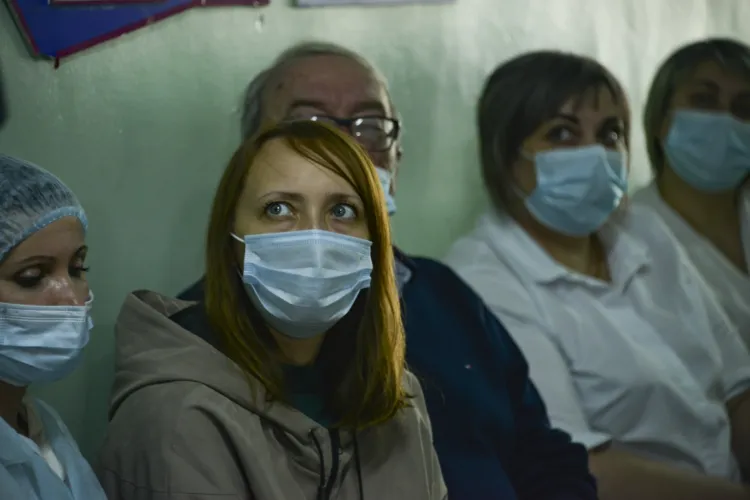 На микроавтобусе доставят пациентов в Тамбовке для лечения от одного корпуса к другому