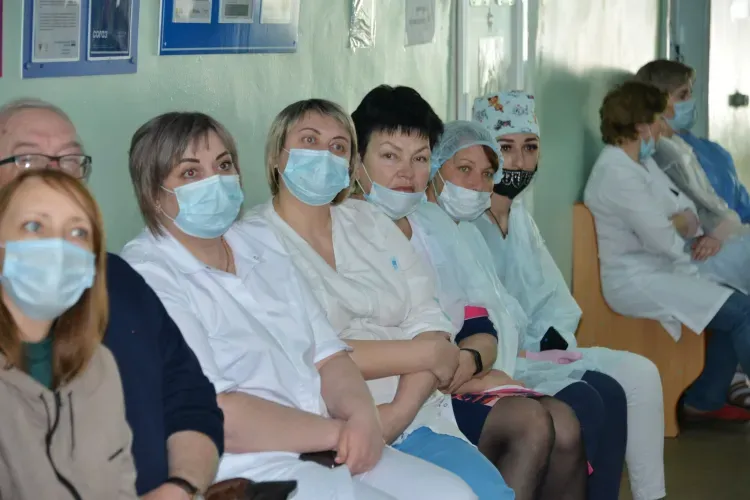 На микроавтобусе доставят пациентов в Тамбовке для лечения от одного корпуса к другому