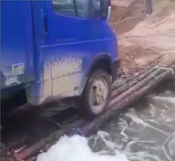 Мост из бревен на размытой дороге сделали водители в Селемджинском районе