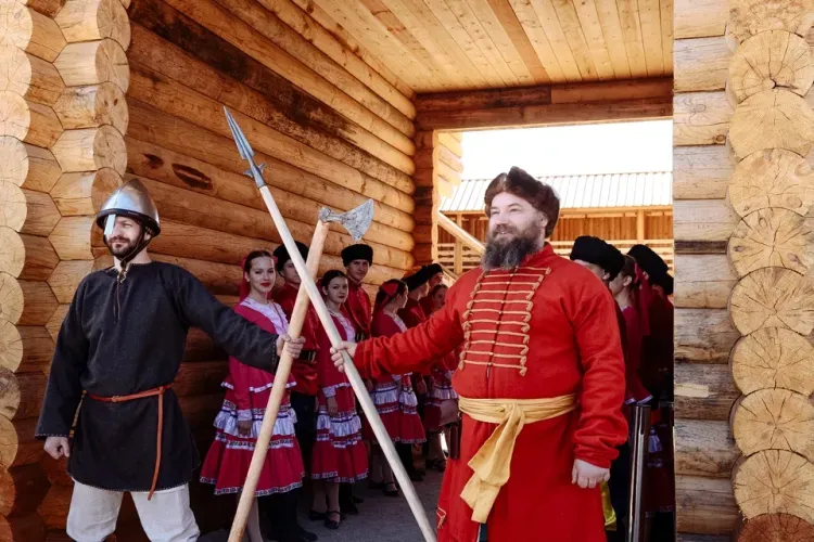 Василий Орлов открыл копию Албазинского острога в амурском парке "Патриот"