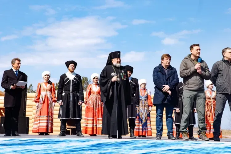 Василий Орлов открыл копию Албазинского острога в амурском парке "Патриот"