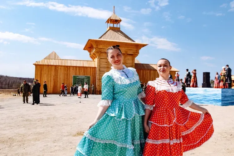 Василий Орлов открыл копию Албазинского острога в амурском парке "Патриот"
