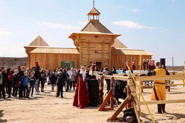 Василий Орлов открыл копию Албазинского острога в амурском парке "Патриот"