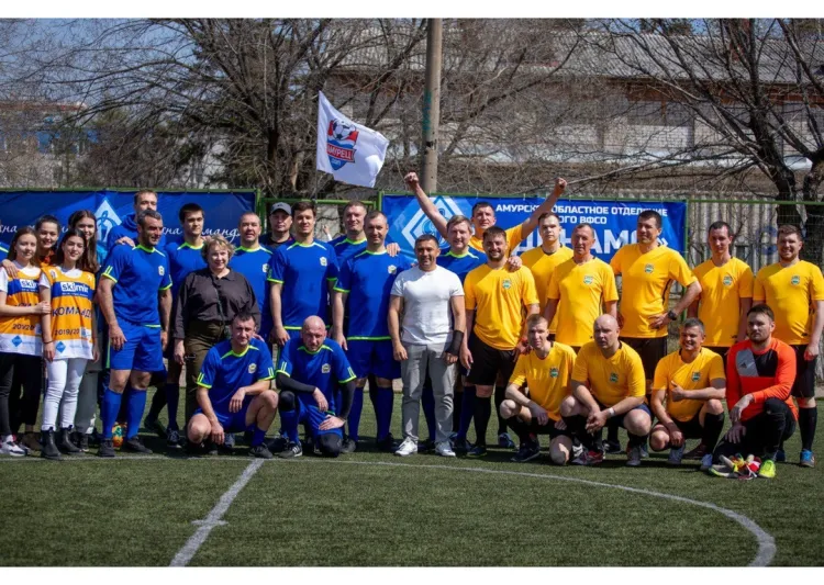 В футбол сыграли представители власти Благовещенска и Амурской области