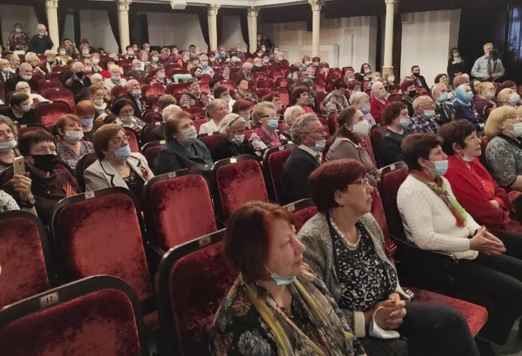 На спектакль пригласили амурских ветеранов в областной драмтеатр