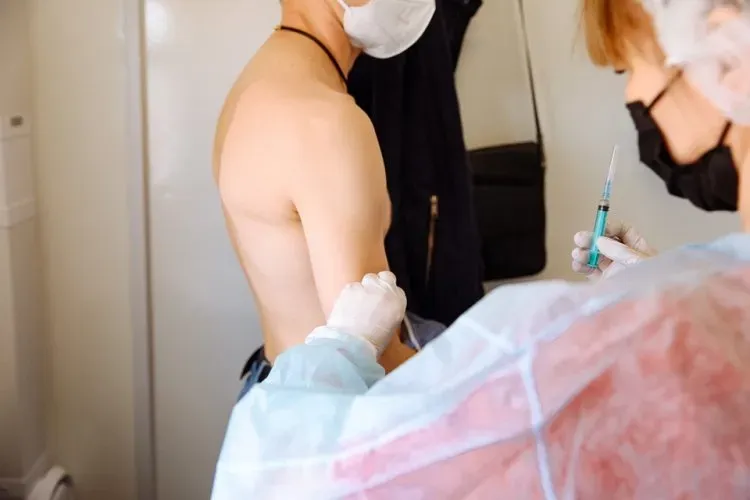 Василий Орлов предложил усилить вакцинацию амурчан от COVID-19 вне медицинских учреждений