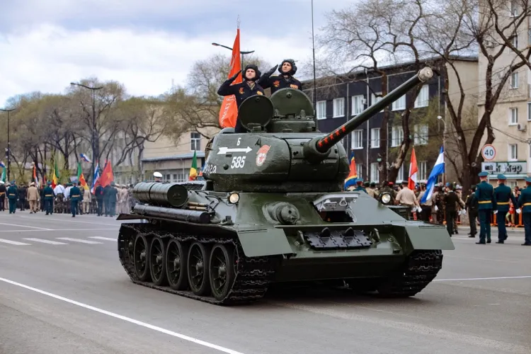 Парад Победы и портреты фронтовиков: амурчане празднуют 9 Мая