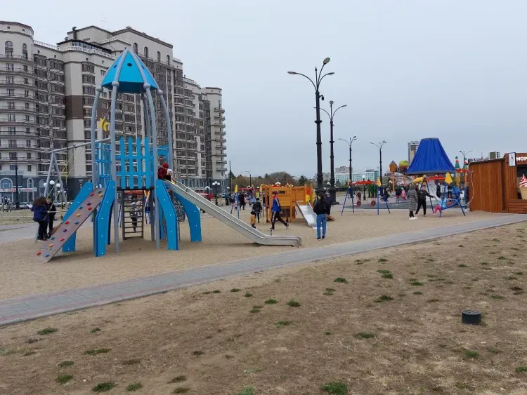 Ракета с горкой и новые качели появились на детской площадке на набережной в Благовещенске