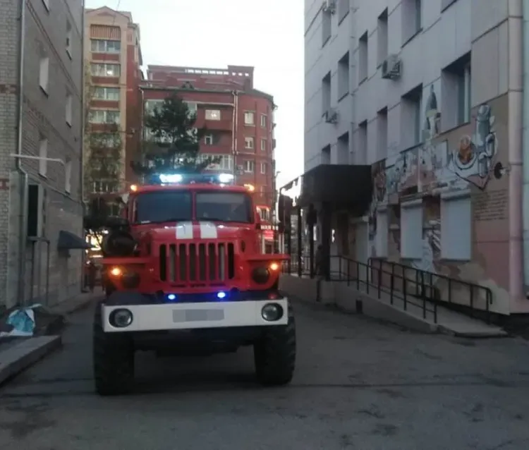 При пожаре в кафе Благовещенска пострадал его сотрудник