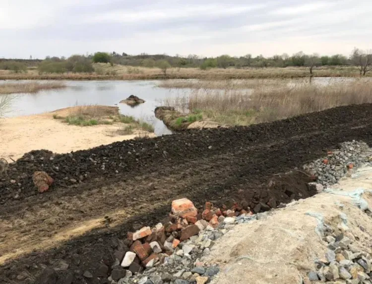 В Белогорске образовалась промоина на дамбе возле реки с растущим уровнем воды