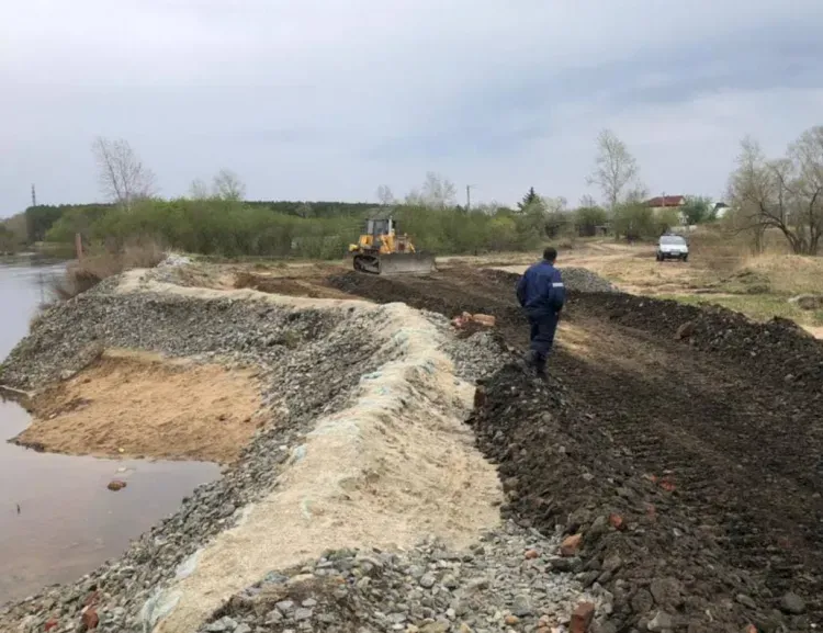 В Белогорске образовалась промоина на дамбе возле реки с растущим уровнем воды
