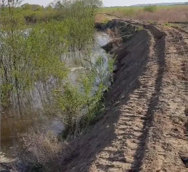 Дамба в Усть-Ивановке защищает от подтопления четыре дома