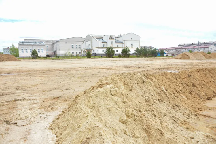 Стадион возле школы возводится для жителей поселка Бурейского района