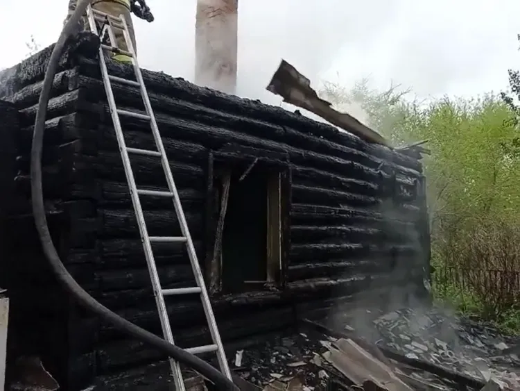 Мертвого мужчину нашли у окна сгоревшего дома в Михайловском районе