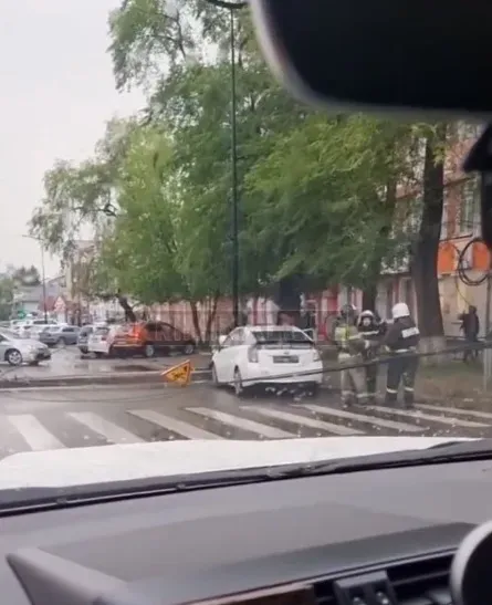 Пожарная машина и легковой автомобиль жестко столкнулись в Благовещенске